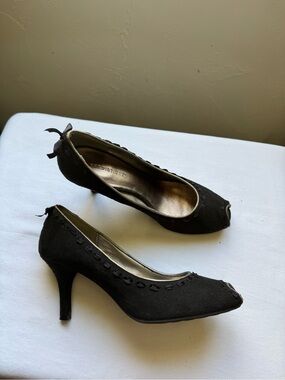 Y2K Predictions Suede Peep-Toe Pumps with a small bow detail at the heel. size 7